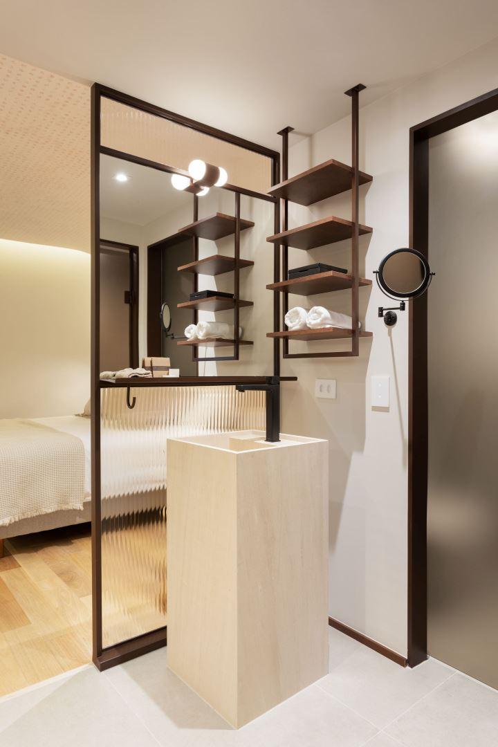 Qoya Hotel Curitiba, Curio Collection By Hilton Экстерьер фото A bathroom in a hotel room