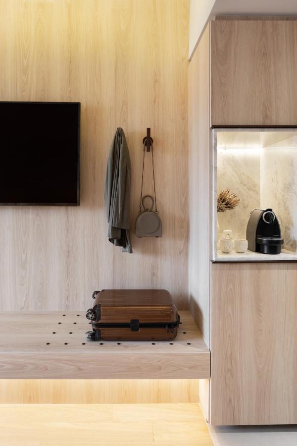 Qoya Hotel Curitiba, Curio Collection By Hilton Экстерьер фото A wall mounted coat hook