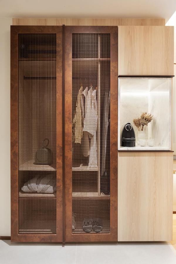 Qoya Hotel Curitiba, Curio Collection By Hilton Экстерьер фото A wardrobe