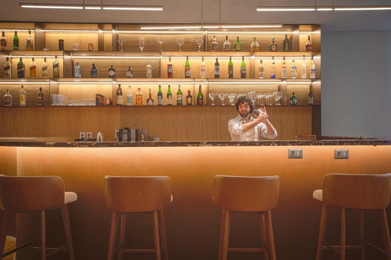 Qoya Hotel Curitiba, Curio Collection By Hilton Экстерьер фото The bar at the lounge