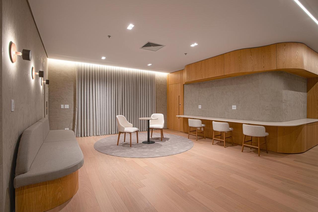 Qoya Hotel Curitiba, Curio Collection By Hilton Экстерьер фото The lounge at the airport