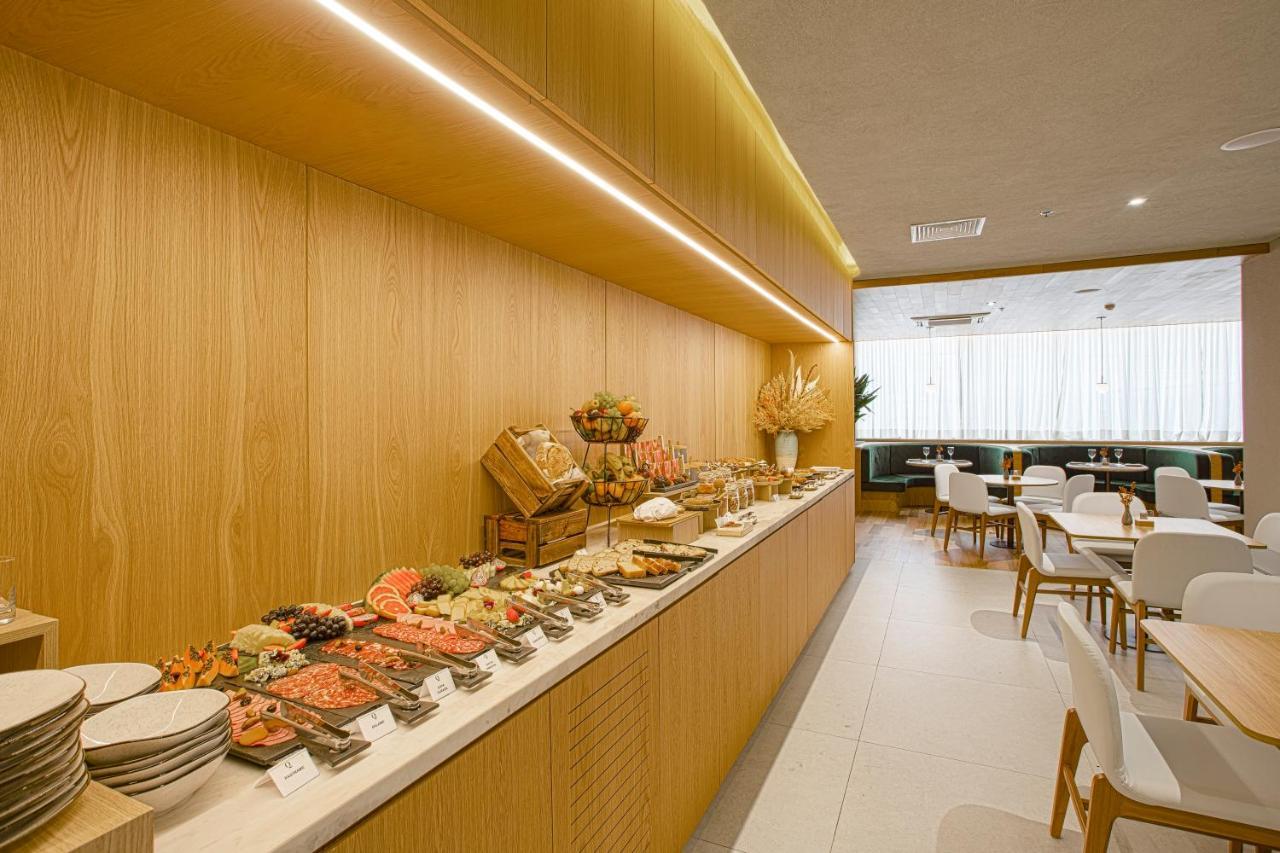 Qoya Hotel Curitiba, Curio Collection By Hilton Экстерьер фото The lounge at the airport
