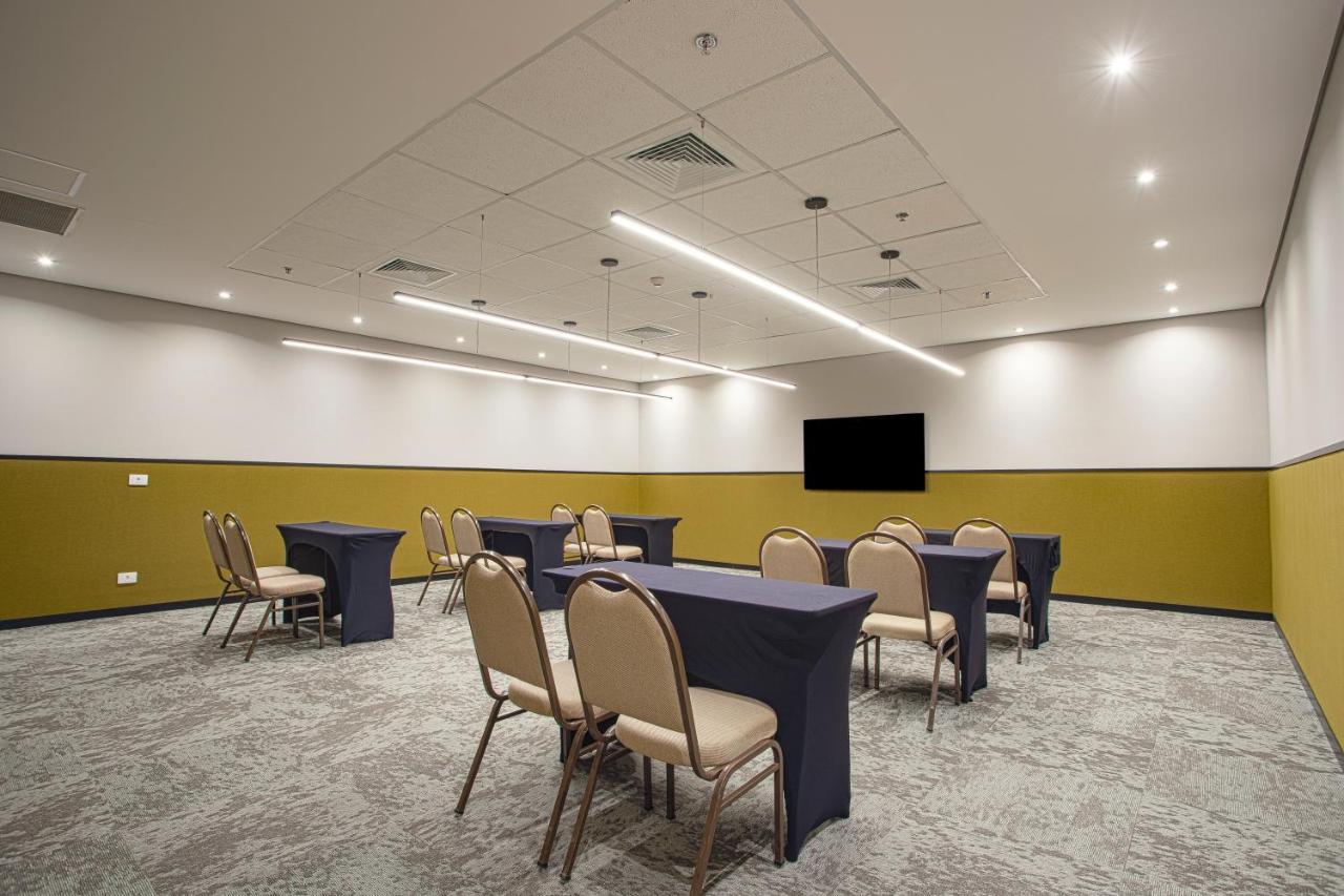 Qoya Hotel Curitiba, Curio Collection By Hilton Экстерьер фото Meeting room