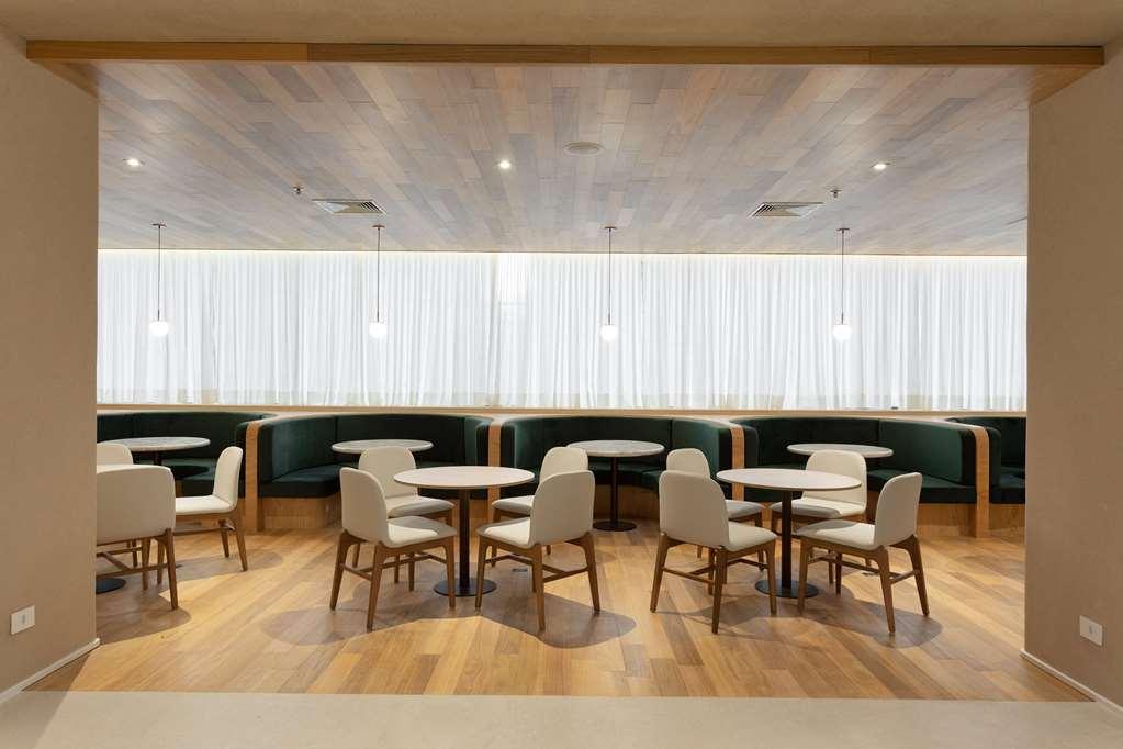 Qoya Hotel Curitiba, Curio Collection By Hilton Ресторан фото The interior of the lounge