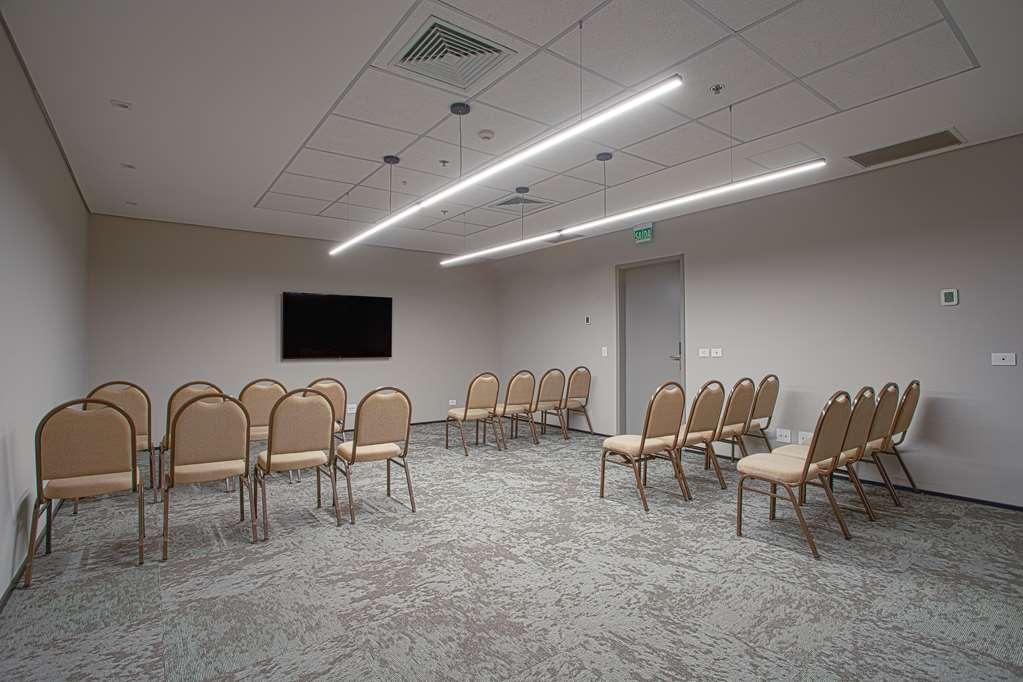 Qoya Hotel Curitiba, Curio Collection By Hilton Удобства фото A meeting room at the hotel