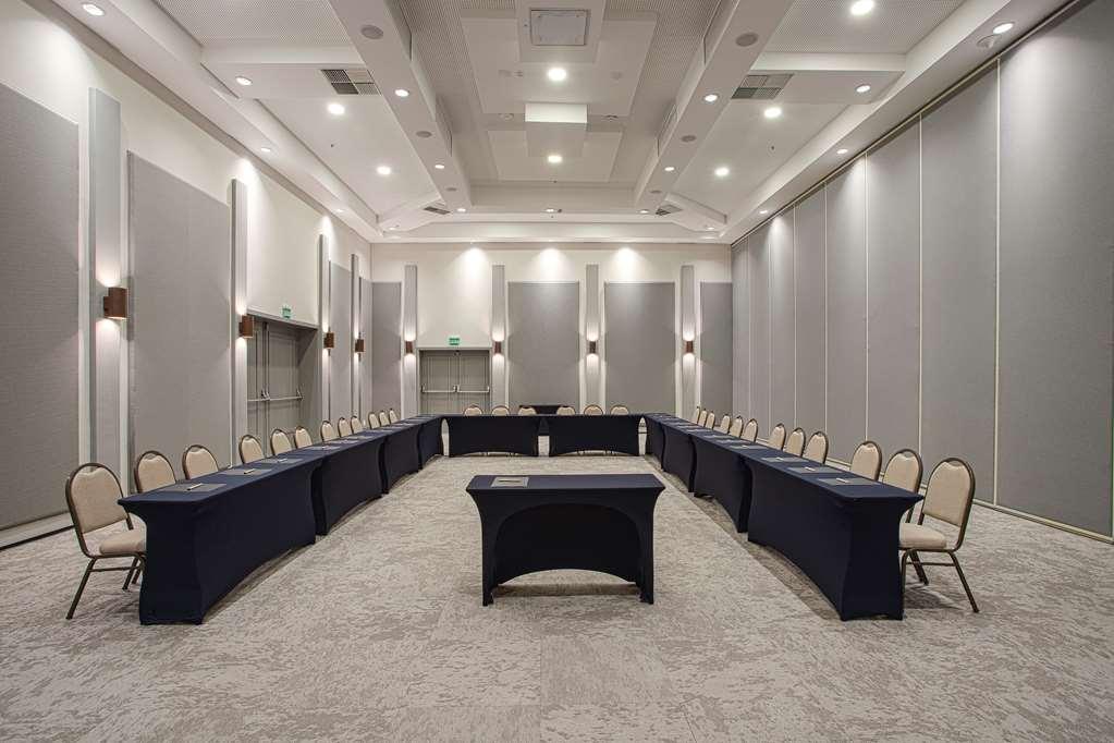 Qoya Hotel Curitiba, Curio Collection By Hilton Удобства фото U-shaped table layout