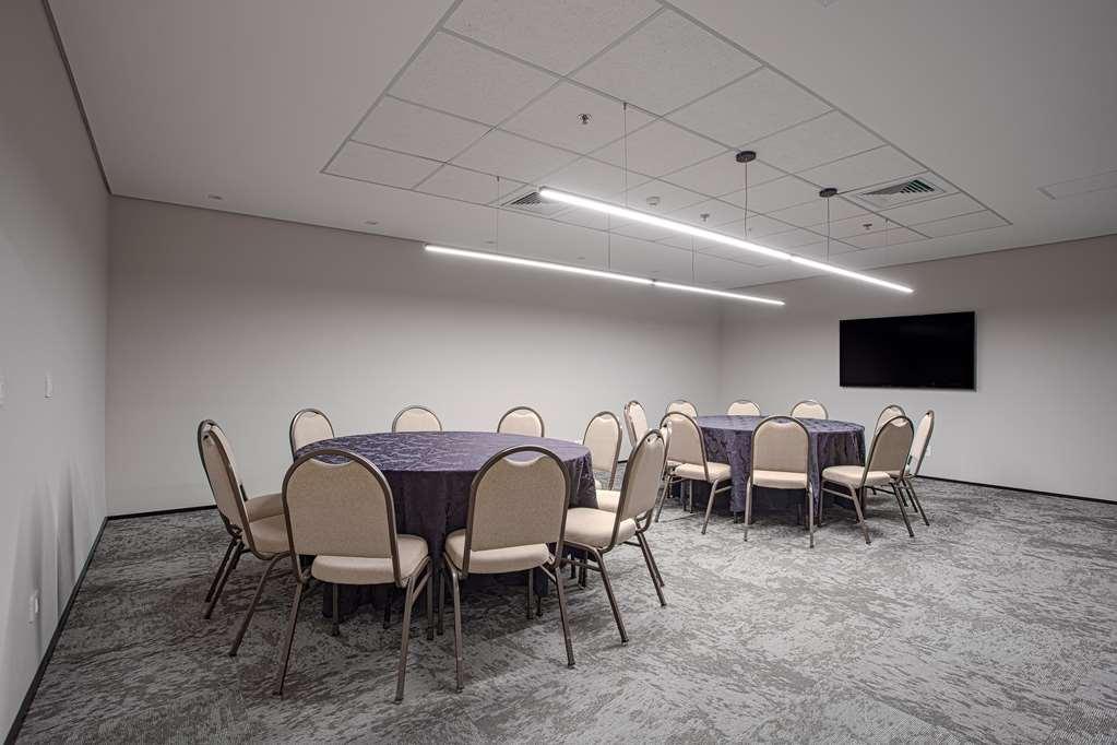 Qoya Hotel Curitiba, Curio Collection By Hilton Удобства фото Meeting room