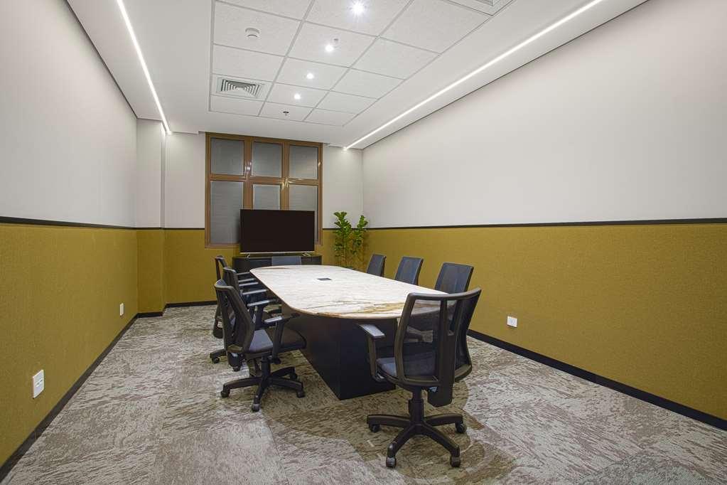 Qoya Hotel Curitiba, Curio Collection By Hilton Удобства фото Meeting room at the office of a law firm in India