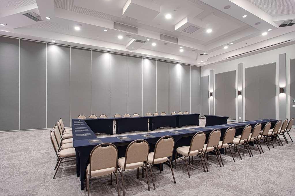 Qoya Hotel Curitiba, Curio Collection By Hilton Удобства фото A meeting room