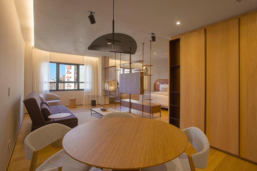 Qoya Hotel Curitiba, Curio Collection By Hilton Экстерьер фото A suite at the hotel