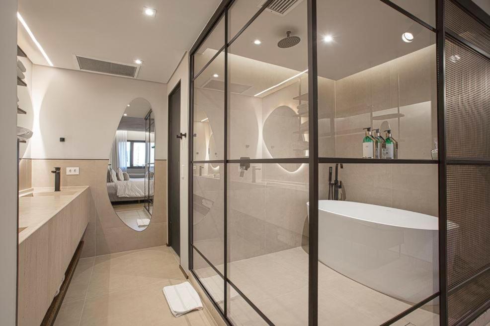 Qoya Hotel Curitiba, Curio Collection By Hilton Экстерьер фото Bathroom