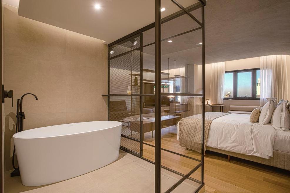 Qoya Hotel Curitiba, Curio Collection By Hilton Экстерьер фото A room at the hotel